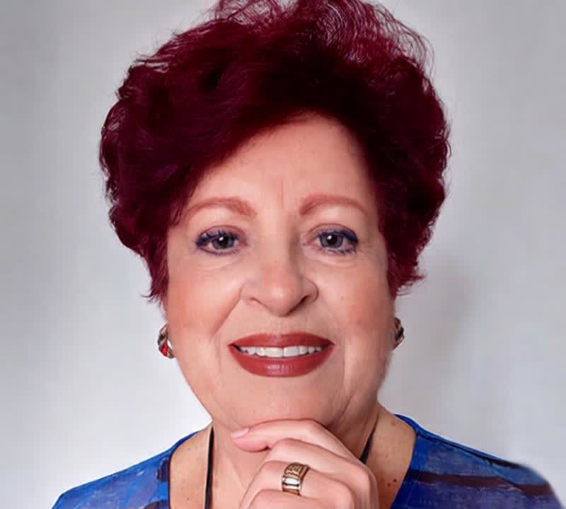 Heloisa Bernardes — professora, escritora e pesquisadora